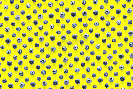 黄色背景下新鲜采摘的蓝莓背景。