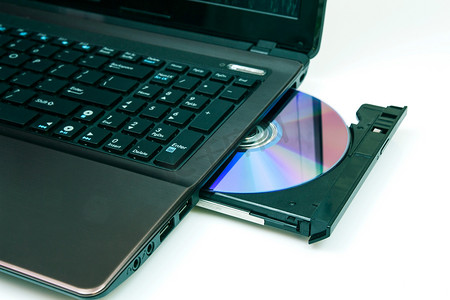 打开 CD 或 DVD-ROM 的笔记本电脑