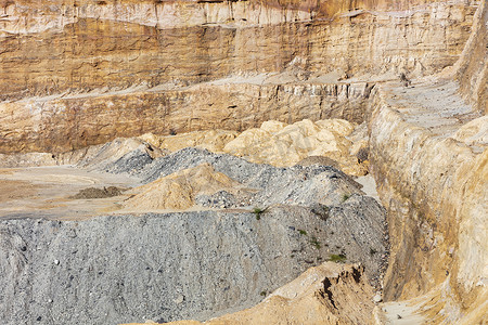 大型采石场碎沙石的照片