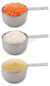 主食——小扁豆、白米和蒸粗麦粉——装在杯子里