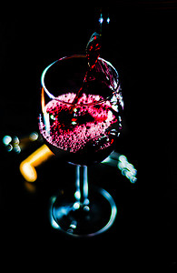 将红酒倒入玻璃杯中，用一杯葡萄酒庆祝片刻，为美食家提供精美的酒
