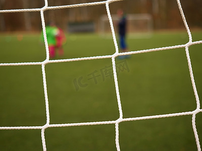 足球运动员用球网和体育场反对球门。