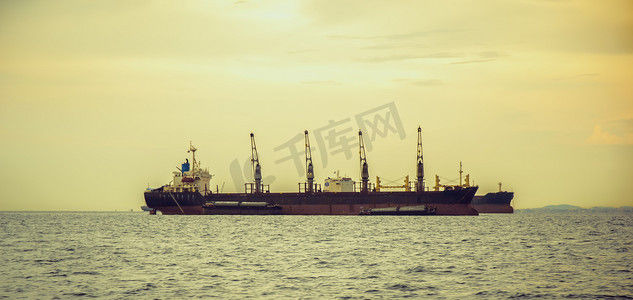 捕虾摄影照片_在日落的普通货船。