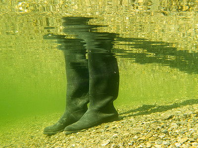 水下沙地上的橡胶靴或橡胶靴