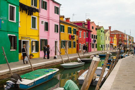 威尼斯：布拉诺岛运河及其色彩缤纷的房屋