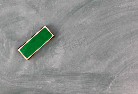 学生打扫教室摄影照片_回到学校概念与绿色黑板加上橡皮擦