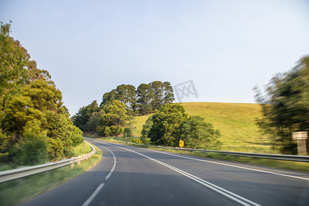 公路澳大利亚摄影照片_沿着澳大利亚维多利亚州美丽的乡村公路行驶