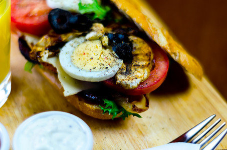 烤三明治，包括各种冷肉、奶酪、蘑菇、番茄和鸡蛋，美味健康的小吃