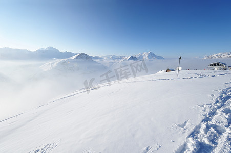 中山底图摄影照片_冬天有雪的云中山