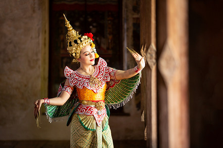 寻龙传说摄影照片_美丽的泰国年轻女子肖像在 Kinnaree 传统服饰服装艺术文化泰国在文学 amayana，泰国文化 Khon，Ayuttaya 中戴着面具的 khon Kinnaree 跳舞