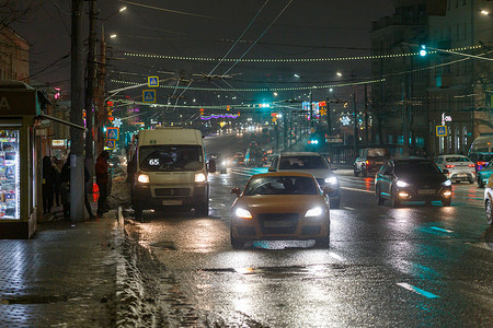 俄罗斯图拉 — 2020年12月20日：宽阔的城市街道夜间汽车交通和固定路线出租车上客