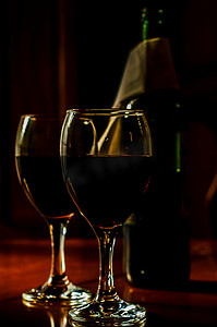 干杯时刻摄影照片_一杯红酒，用一杯酒庆祝一个时刻，为美食家提供精美的酒