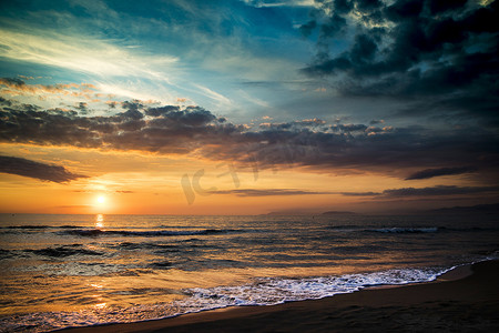 海边夕阳天空摄影照片_海边的夕阳
