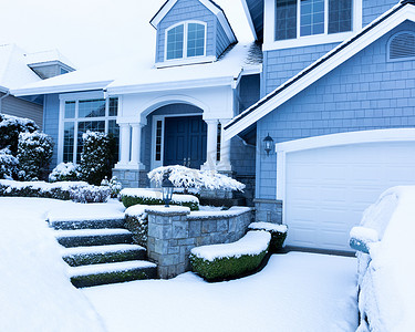 冬季降雪期间，家门前积雪的人行道