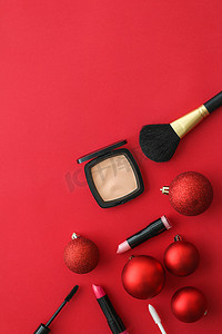 用于美容品牌圣诞促销的化妆品和化妆品产品套装，豪华红色平面背景作为假日设计