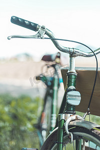 复古自行车冒险：复古自行车的正面图片，模糊的背景