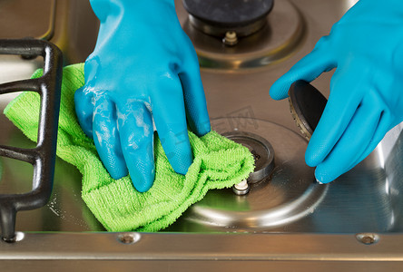 戴手套的手用超细纤维从炉顶系列中取出肥皂