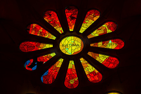 圣家堂 - 彩绘玻璃玫瑰窗
