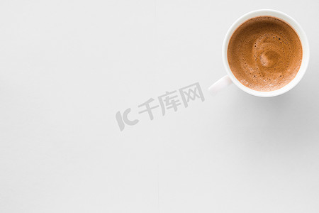 自助饮品摄影照片_一杯热法式咖啡作为早餐饮品，白色背景中的平底杯