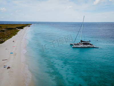 加勒比海女孩摄影照片_小库拉索岛以白色沙滩和湛蓝清澈的海洋一日游和浮潜之旅而闻名，加勒比海的克莱因库拉索岛