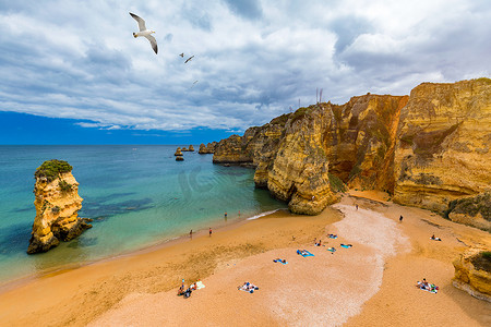 Praia Dona Ana 海滩与绿松石海水和悬崖，葡萄牙。