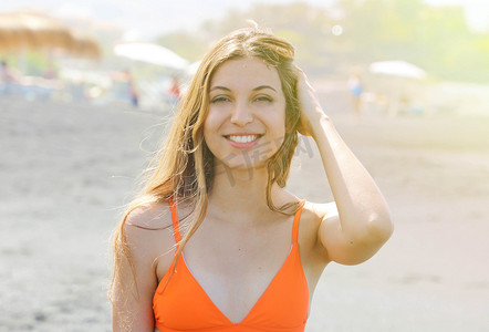 微笑的比基尼女孩在她的暑假享受热带海滩。