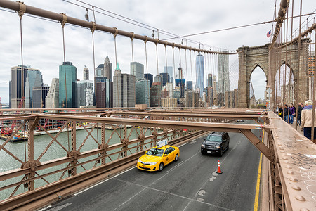 汽车大桥摄影照片_穿过纽约布鲁克林大桥的汽车