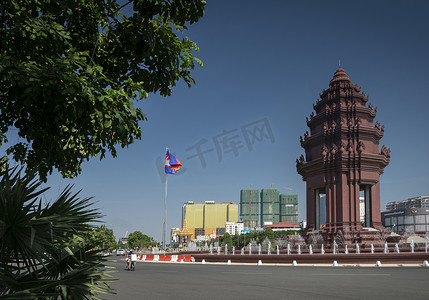环形风带摄影照片_柬埔寨金边市市中心的独立纪念碑地标