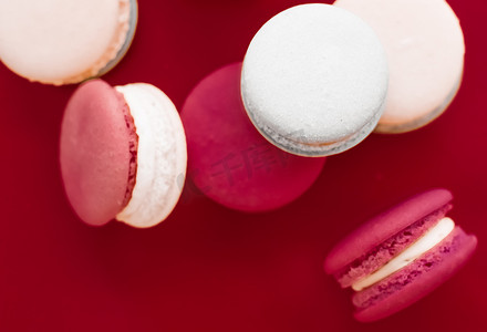 酒红色背景的法式马卡龙、巴黎别致的咖啡甜点、甜食和豪华糖果品牌的蛋糕马卡龙、假日背景设计