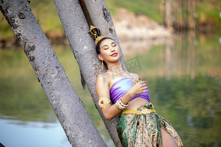 美丽的女人、泰国民族服装、传统的泰国服饰、泰国女人、好心情、美丽的微笑背景 — 带有噪音和颗粒的图像