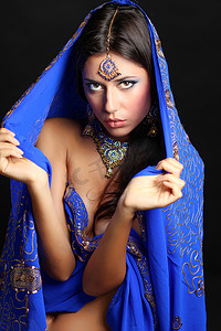 印地安蓝色礼服的年轻俏丽的妇女