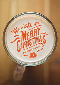 在咖啡泡沫中数字合成圣诞和新年祝福