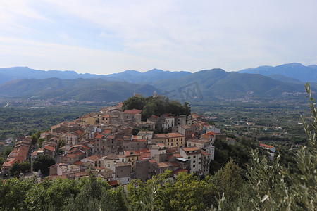 意大利蒙特罗杜尼 — 2019年9月15日：蒙特罗杜尼镇和皮尼亚泰利城堡的景色