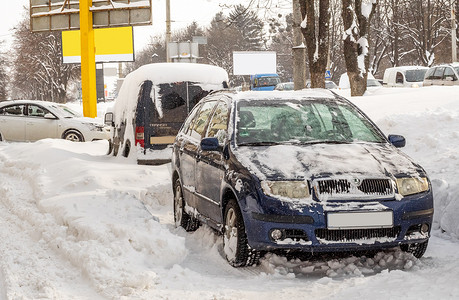 乌克兰卢茨克 — 2020年2月12日：暴风雪过后的城市街道。