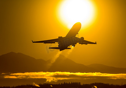 一架客机在夕阳的背景下起飞。