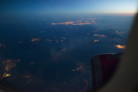 窗户夜景摄影照片_飞机外的夜景