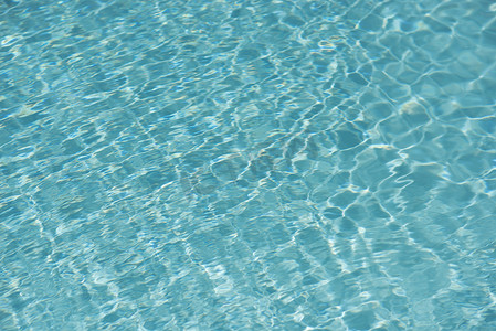游泳池中的蓝绿色水