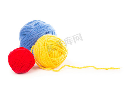 白色背景中的蓝色、红色和黄色羊毛线球