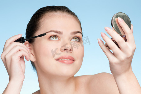 应用化妆品睫毛膏刷的美丽年轻成年女性