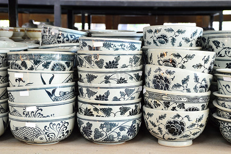 厨房碗碟摄影照片_一堆陶瓷碗