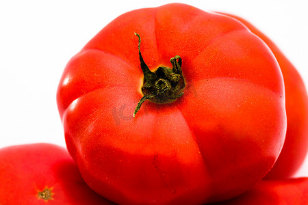 吐鲁番西红柿摄影照片_新鲜可口的成熟红番茄分离