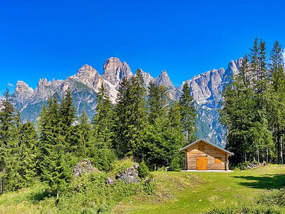 阿尔卑斯山美丽的木屋