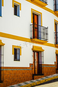 外墙施工摄影照片_美丽，风景如画的街道，狭窄的道路，建筑物的白色外墙，西班牙建筑