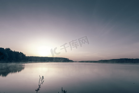 与日出的早晨风景在大湖