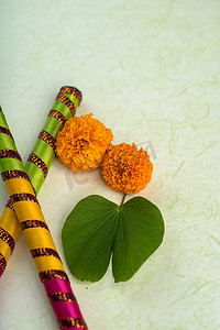 印度节日 Dussehra，用 Dandiya 棒展示金叶（紫荆花）和万寿菊花。