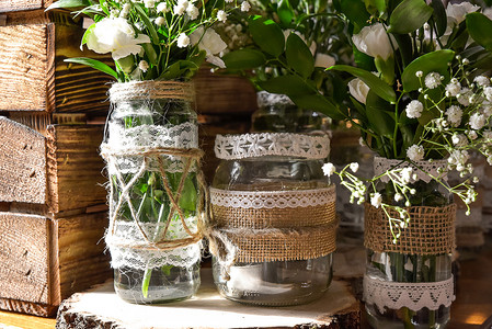 装饰表摄影照片_婚礼装饰表设置和鲜花。