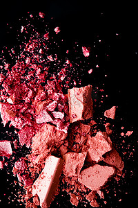 黑色背景上的碎化妆品、矿物有机眼影、腮红和化妆粉、化妆和美容横幅、平面设计