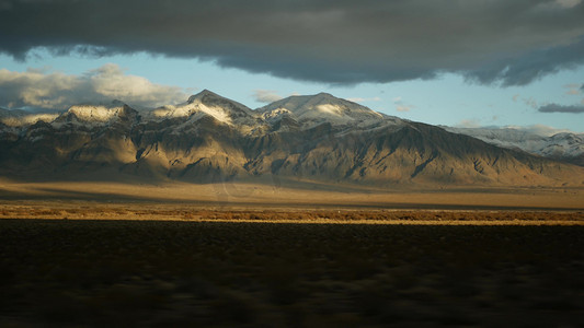 大气公路摄影照片_公路旅行，驾驶汽车从死亡谷到美国内华达州拉斯维加斯。