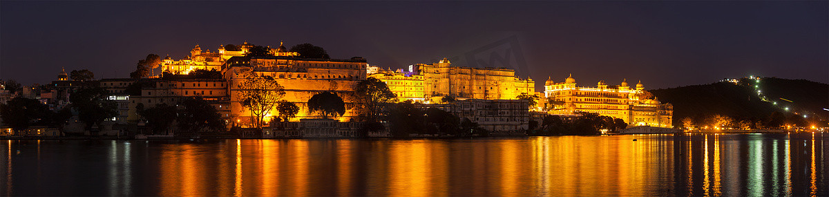 皮丘拉湖的城市宫殿宫殿在微明下，乌代布尔，拉贾斯