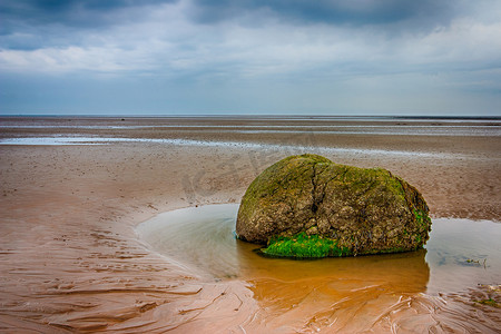 海洋矿产摄影照片_在海滩的偏僻的石头